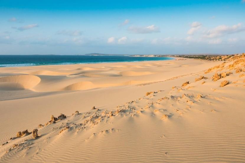 Paisagem de dunas da Boa Vista com o oceano ao fundo