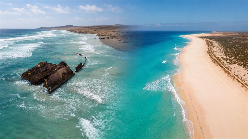 Naufrágio e praia turquesa na excursão Dia Inteiro Norte & Sul, Boa Vista