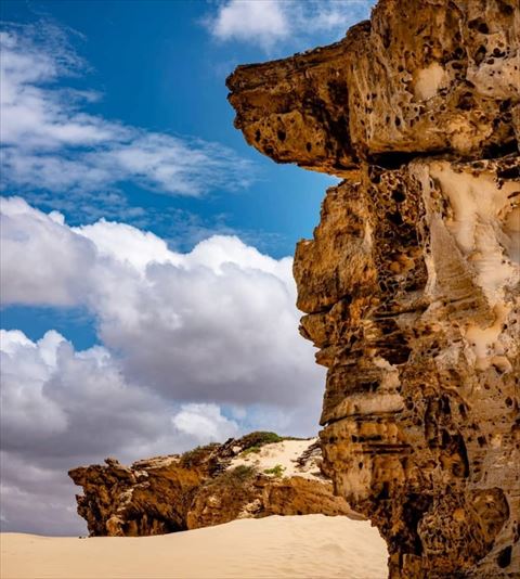 Formações rochosas e dunas na Ilha da Boa Vista