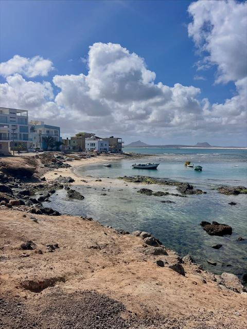 Vista costeira de Sal-Rei com barcos junto à costa, Boa Vista