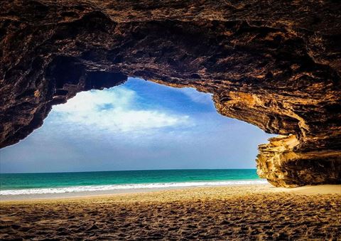 Gruta natural da Praia de Varandinha com vista para o oceano, Boa Vista