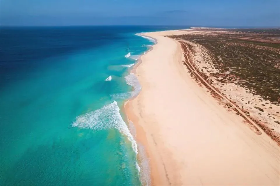 Praia de areia branca e mar turquesa no sul da Boa Vista