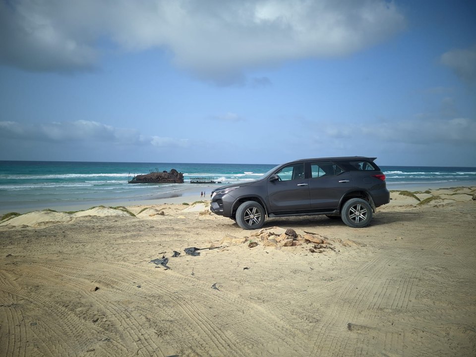 Toyota Fortuner da Mor D’Areia Tours junto ao naufrágio de Cabo Santa Maria, Boa Vista