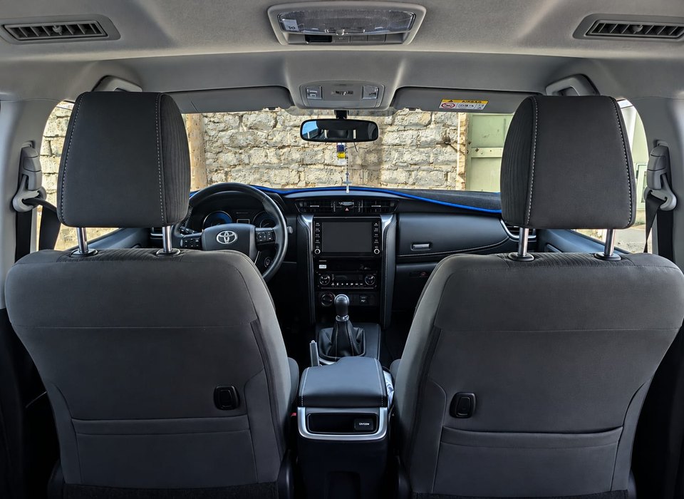 Vista ampla do interior dianteiro do Toyota Fortuner