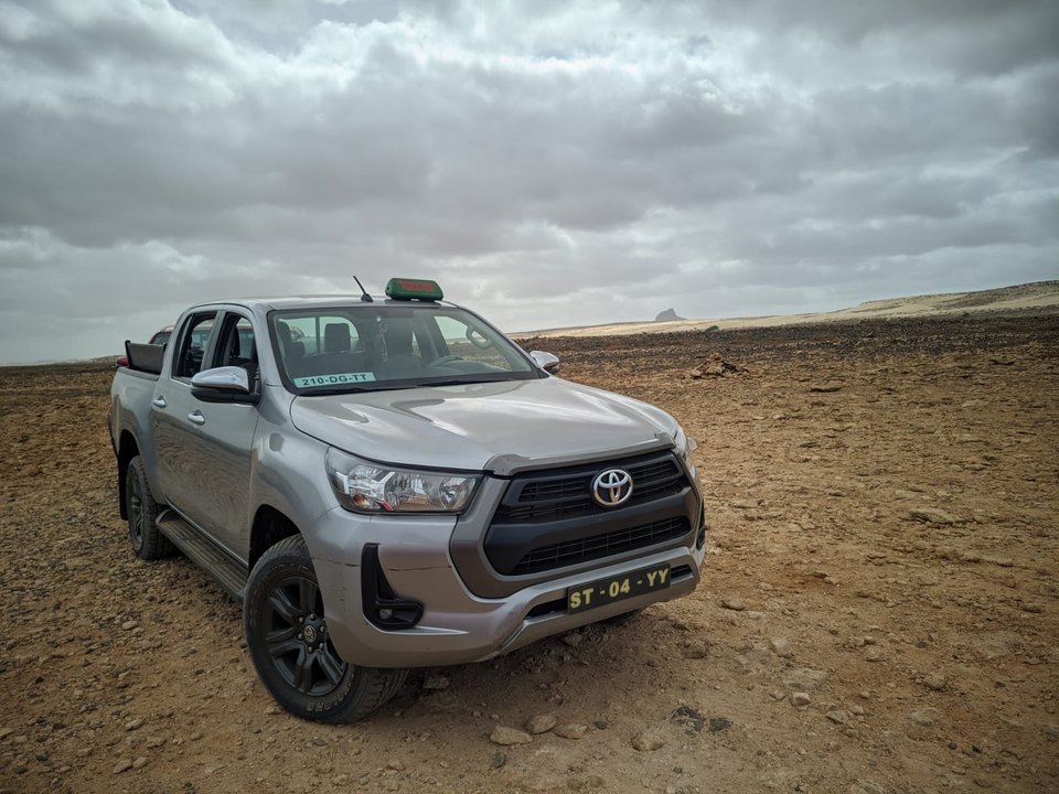 Toyota Hilux da Mor D’Areia Tours em terreno rochoso na Boa Vista