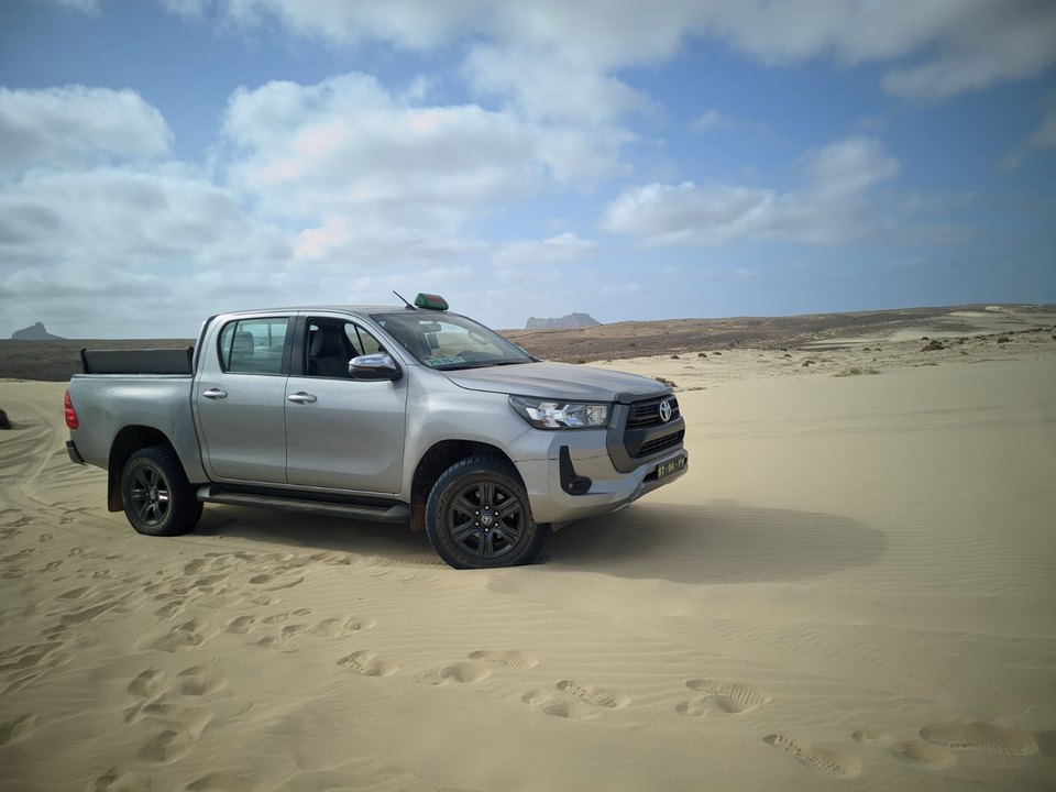 Toyota Hilux 2023 vista de frente nas dunas da Boa Vista