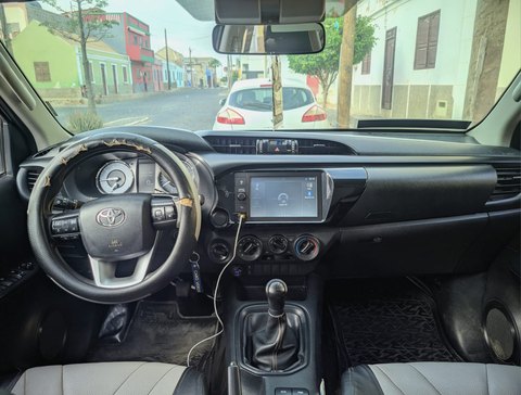 Painel e habitáculo dianteiro da Toyota Hilux 2023
